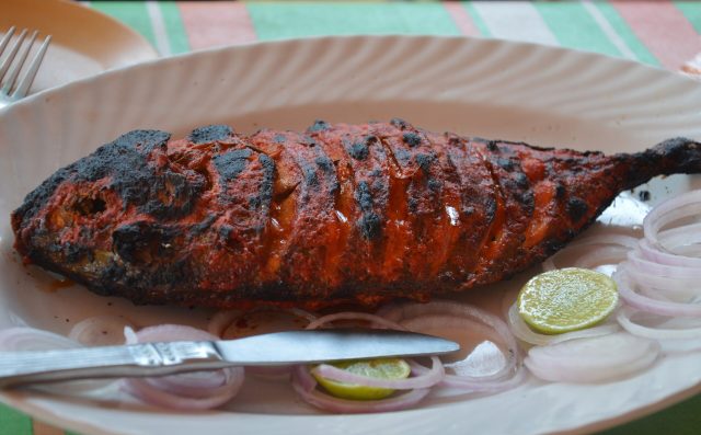 Рыба тандури с луком и лаймом