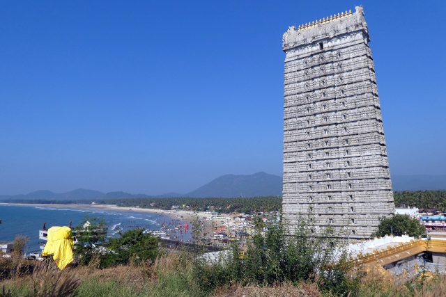 Башня-гопурам храма в Мурдешваре и берег моря